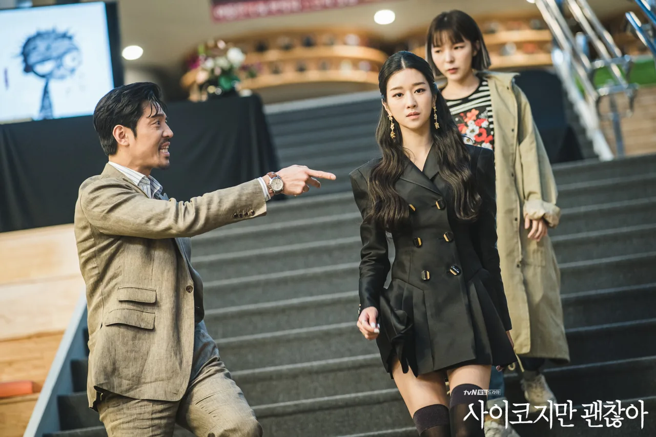 Seo Ye Ji mặc đầm ngắn màu đen trong phim điên thì có sao