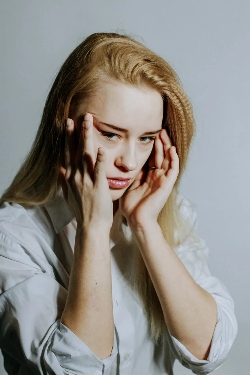 cô gái lấy hai tay ôm đầu