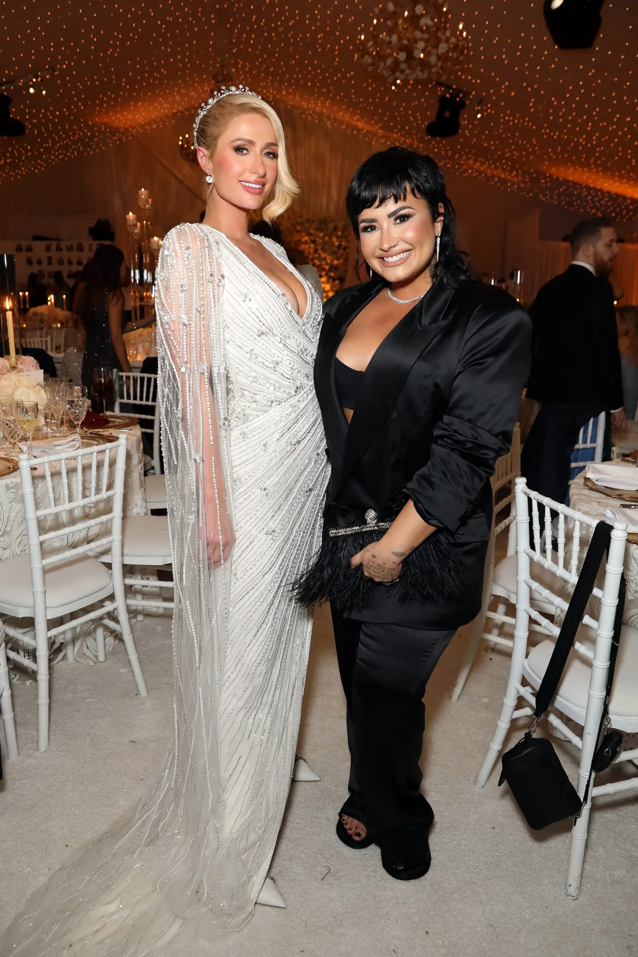 demi lovato bên cạnh cô dâu paris hilton