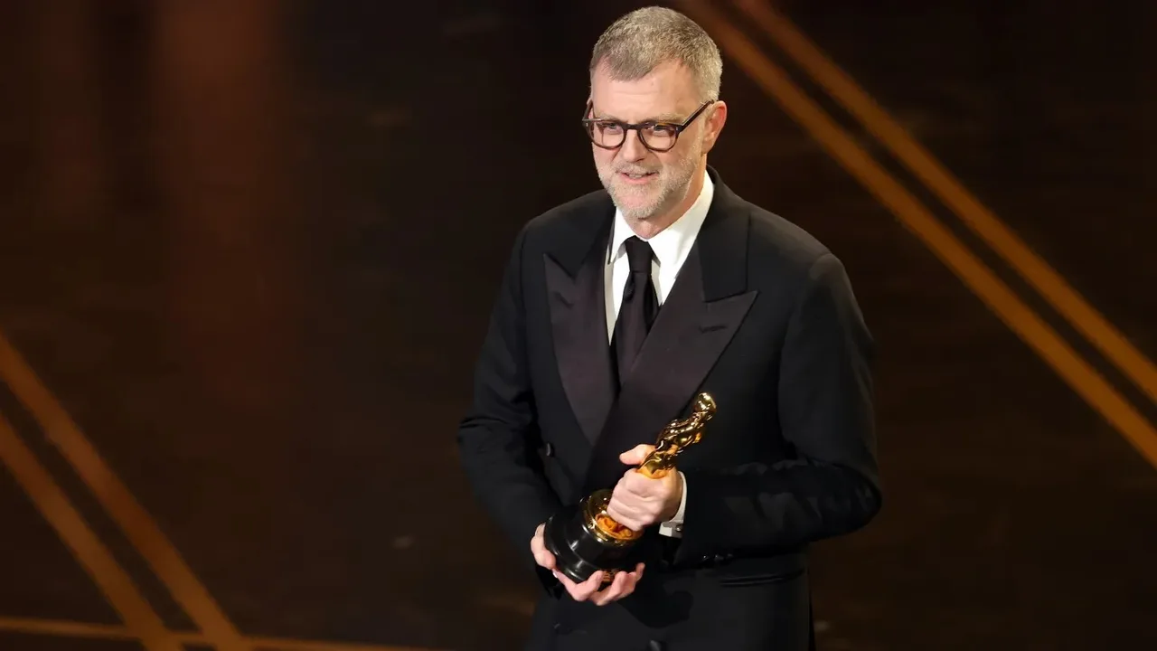 đạo diễn Paul Thomas Anderson trên sân khấu nhận giải Đạo diễn xuất sắc nhất tại Oscar 2026