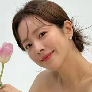 han ji min cầm hoa trẻ hơn tuổi thật.
