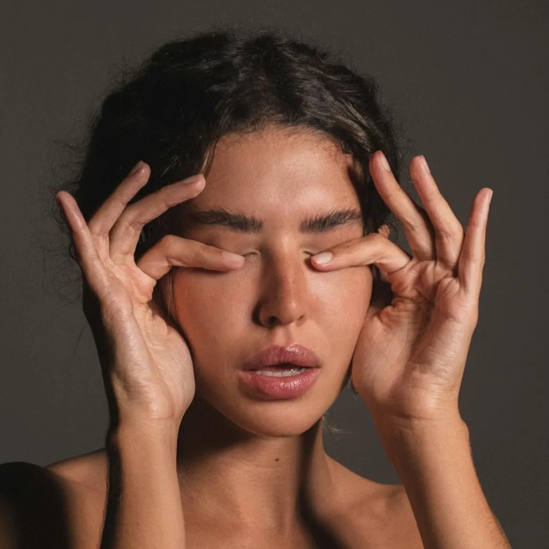 cô gái đang massage mắt giúp giảm tình trạng khô mắt