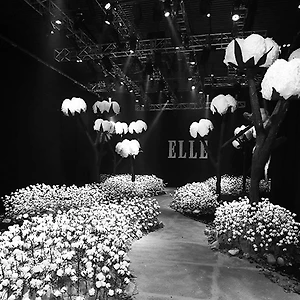 Hơn 10.300 bông vải tạo nên sàn diễn hoành tráng của ELLE Fashion Show 2017