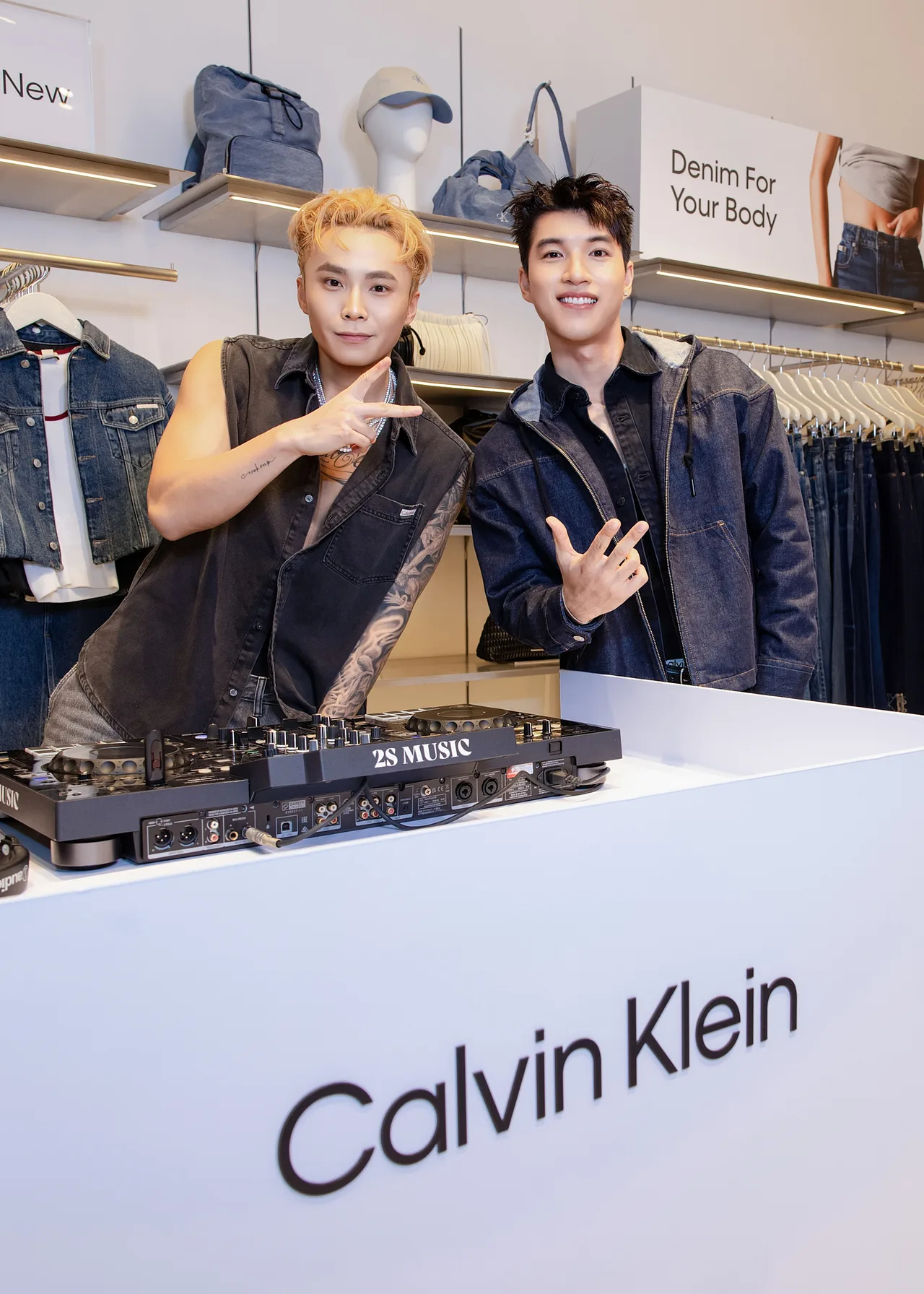 DJ Woke Up và rapper HIEUTHUHAI