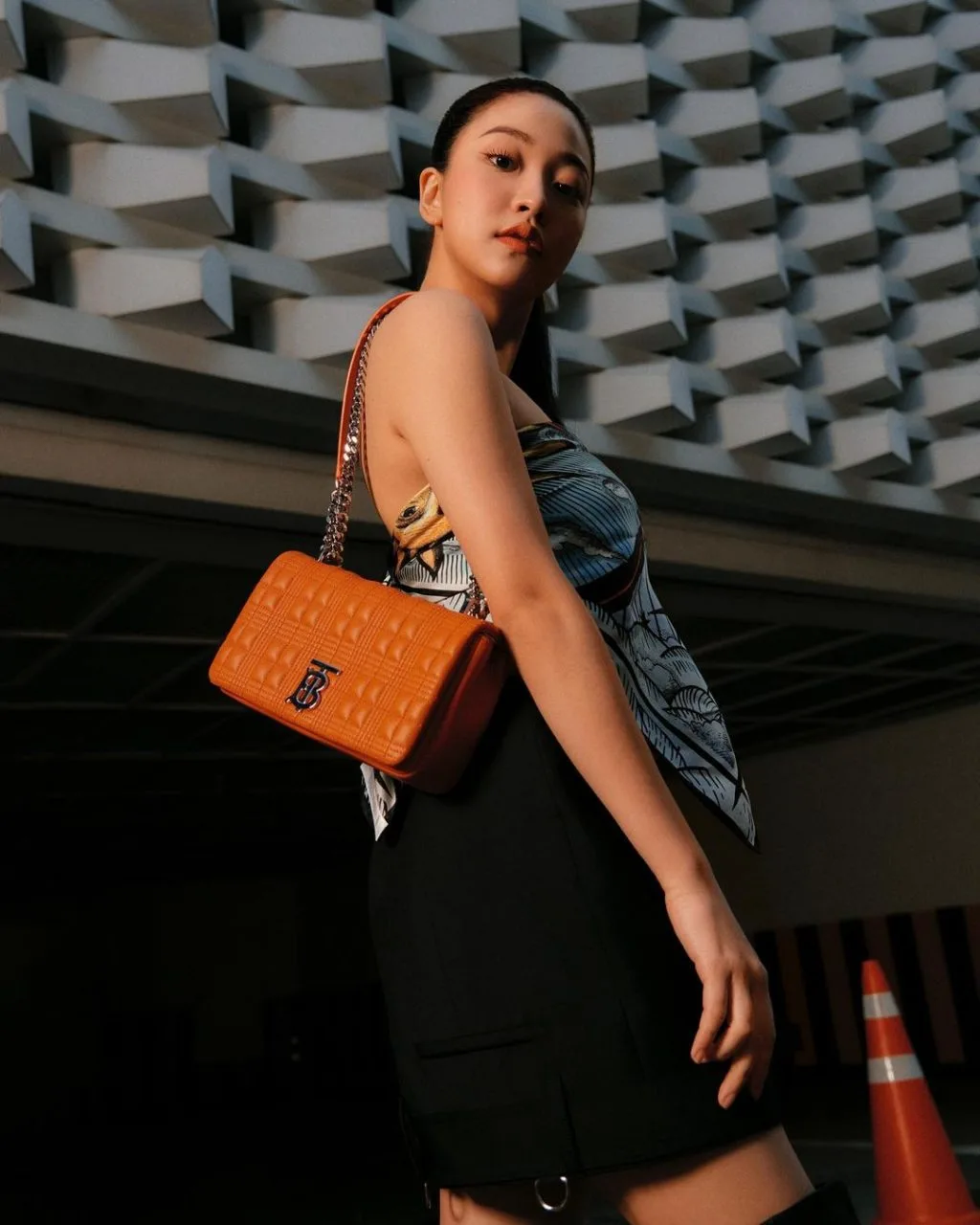 Yerim đeo túi Burberry Lola màu cam
