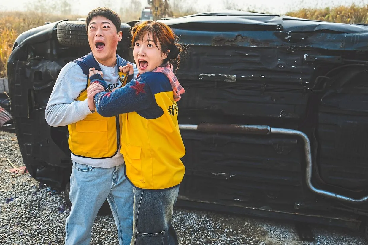 Im Seong-jae trong vai Kang Ro-bin và Park Eun-bin trong vai Eun Chae-ni trong phim biệt đội siêu khờ