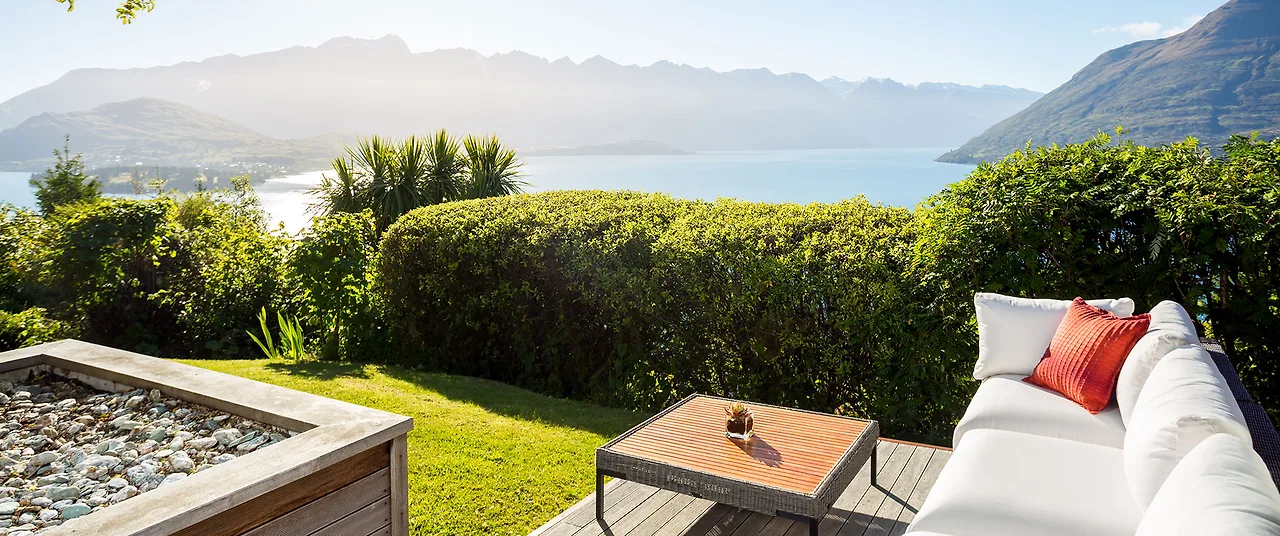 Azur là khu nghỉ dưỡng cao cấp trên một ngọn đồi nằm gọn giữa hồ Wakatipu và hai dãy núi Remarkables và Cecil, gần thành phố Queenstown.