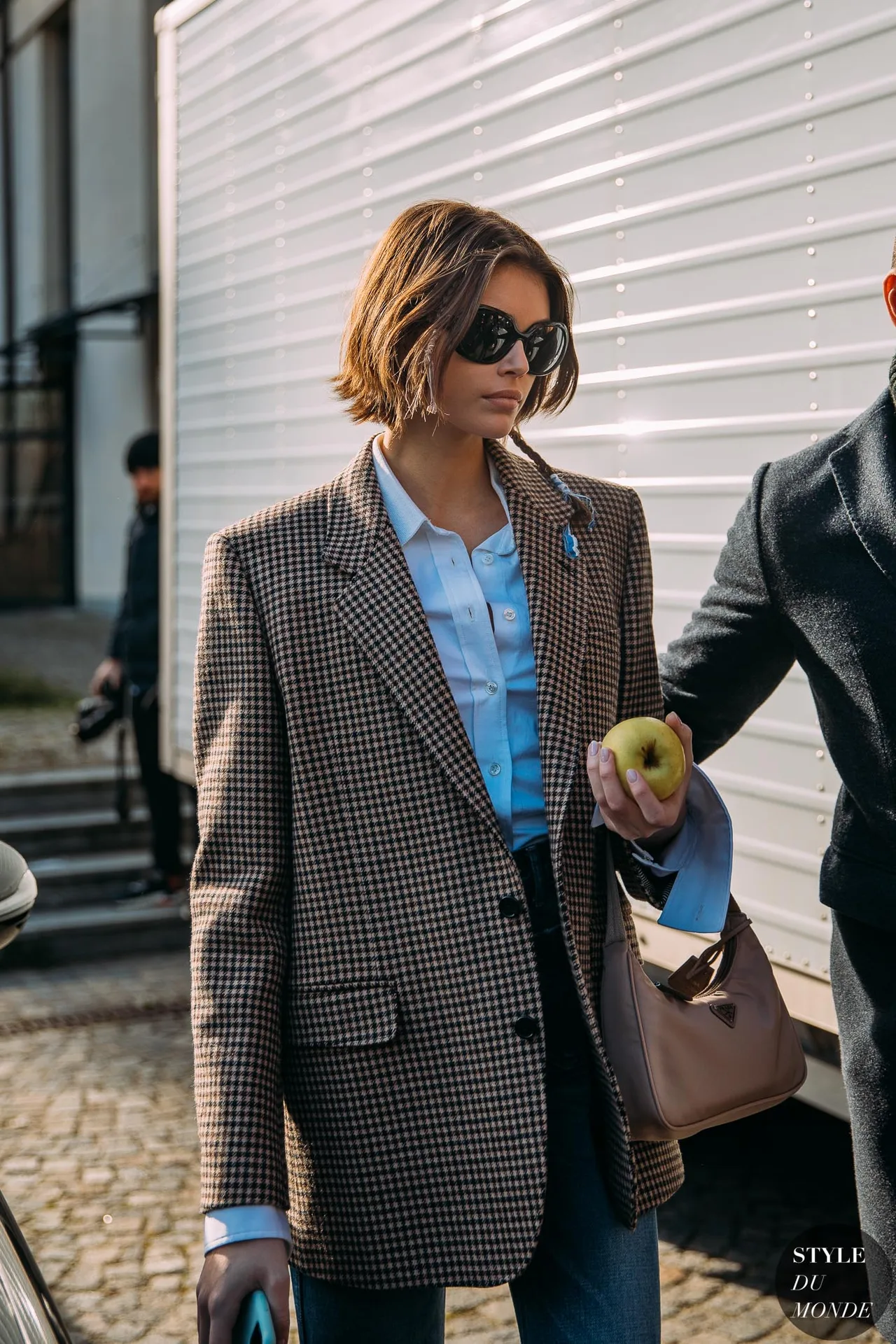 Kaia Gerber mang phụ kiện retro túi xách prada mắt kính