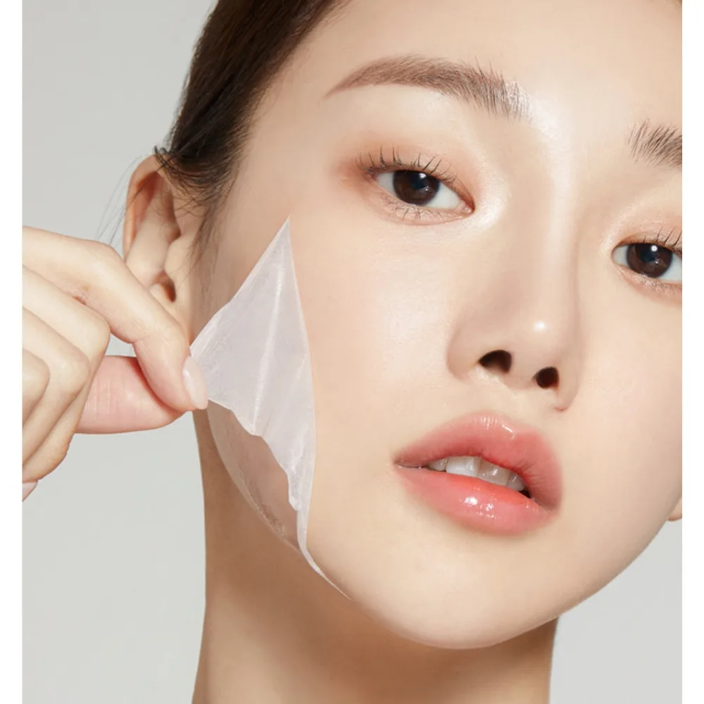 Cô gái peel da trước ống kính.