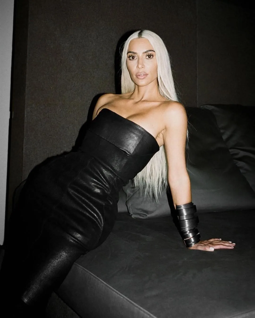 Kim Kardashian đeo trang sức Parts of Four