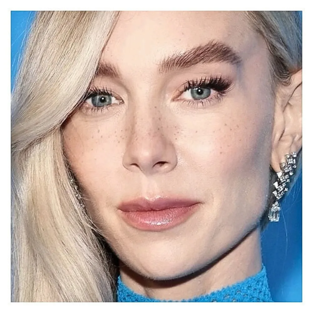 Vanessa Kirby với cách trang điểm tàn nhang giả