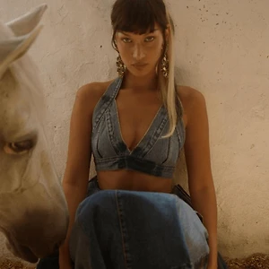 xu hướng váy maxi denim trên sàn diễn thời trang