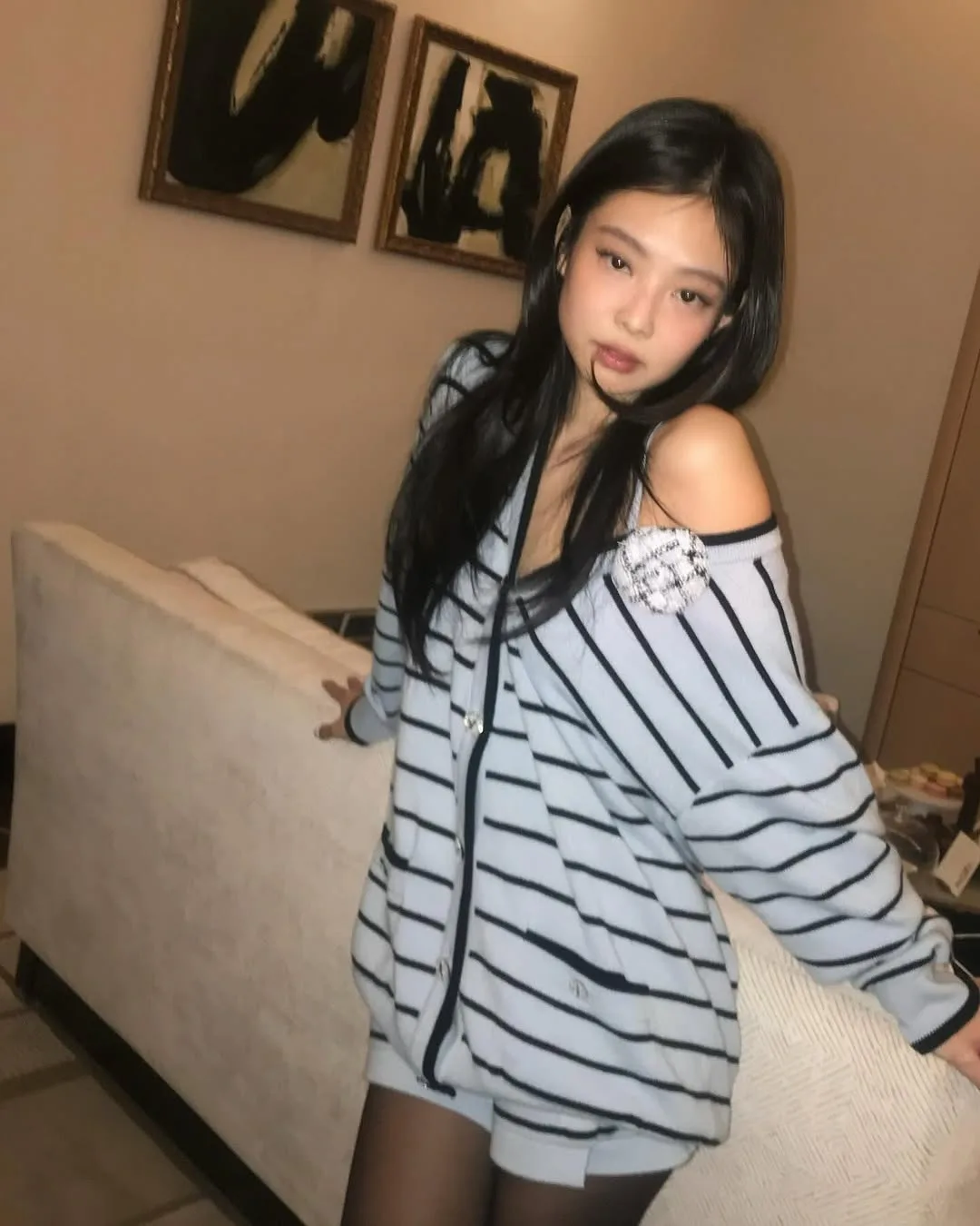 Jennie mang đầm len