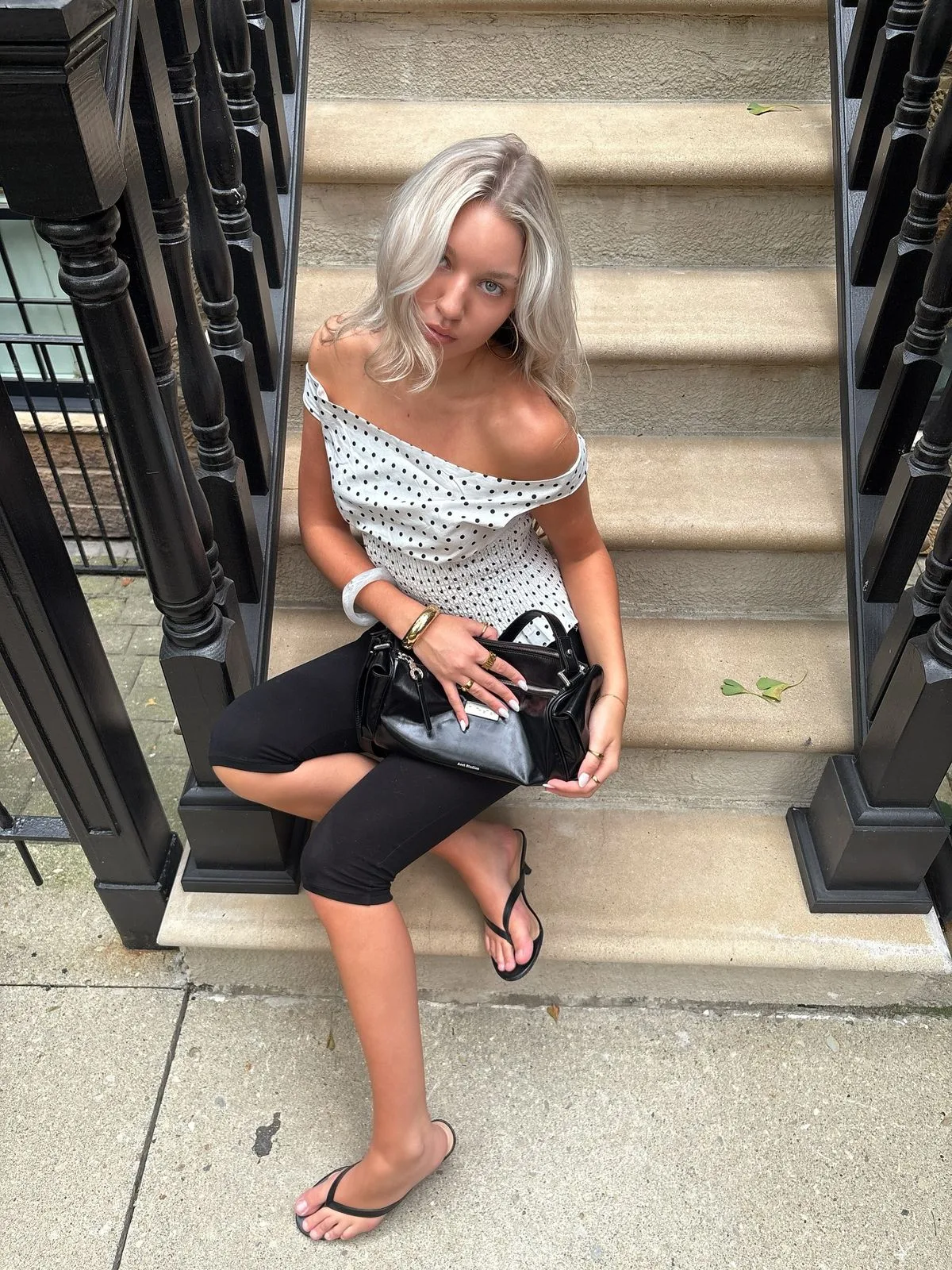 Guốc xỏ ngón màu đen dễ kết hợp với các loại outfit.