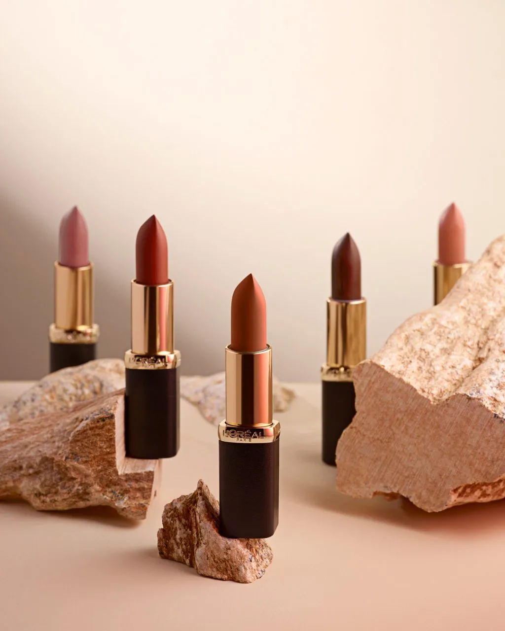 Với thiết kế dành riêng cho làn da châu Á, những thỏi son nude mới trong bộ sưu tập son L'Oréal Paris Color Riche Matte sẽ giúp bạn biến thành những quý cô thời thượng nhất. Với thiết kế dành riêng cho làn da châu Á, những thỏi son nude mới trong bộ sưu tập son L'Oréal Paris Color Riche Matte sẽ giúp bạn biến thành những quý cô thời thượng nhất.