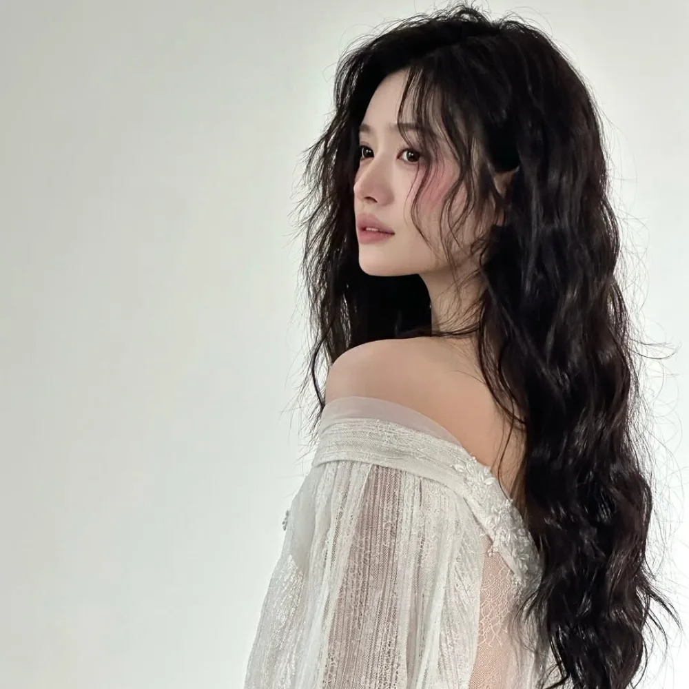 Cô gái với mái tóc xoăn sóng đen dài