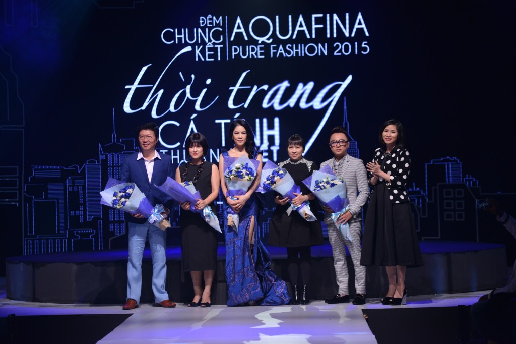 Ban Giám khảo - NTK Sĩ Hoàng, NTK Công Trí, Giám đốc sáng tạo Hương Color, Đại điện nhãn hàng Aquafina và Giám khảo khách mời - Ca sĩ Thu Phương