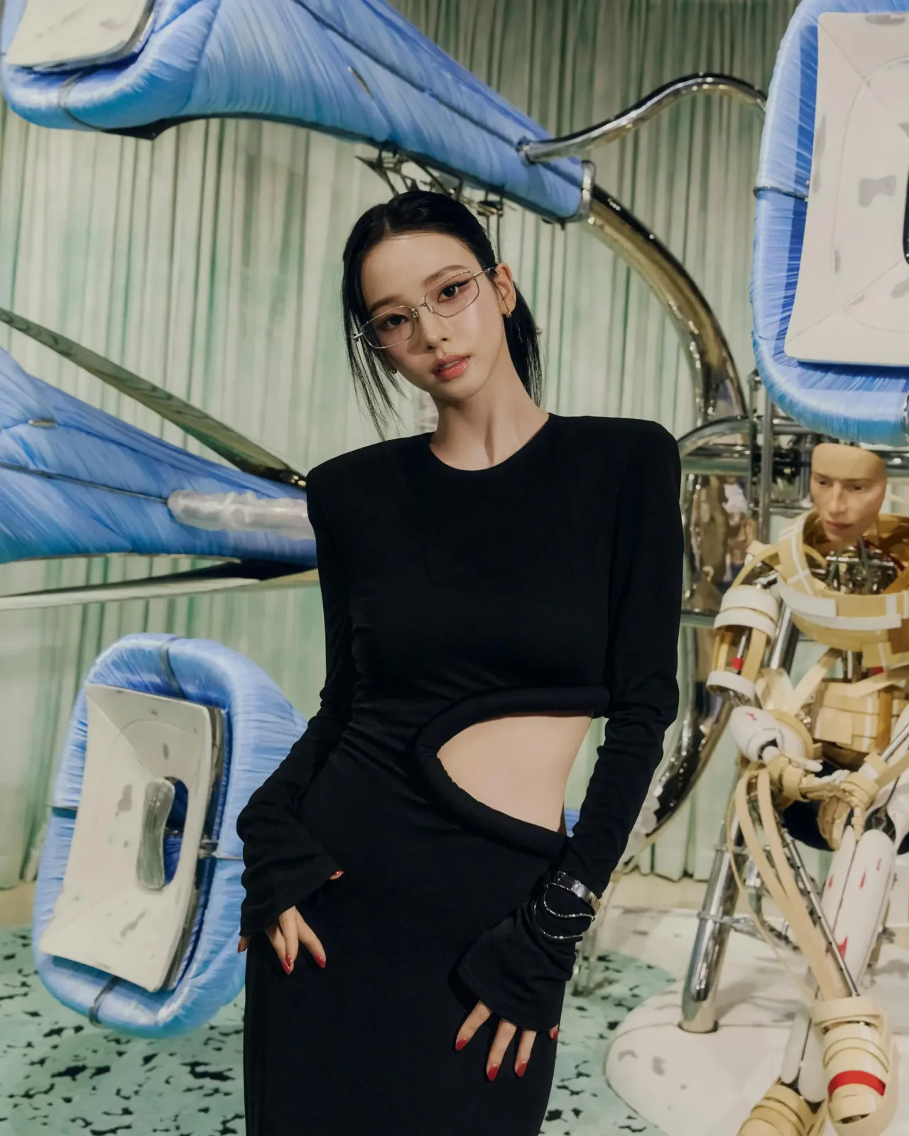 Karina (aespa) thu hút trong thiết kế cut-out đen