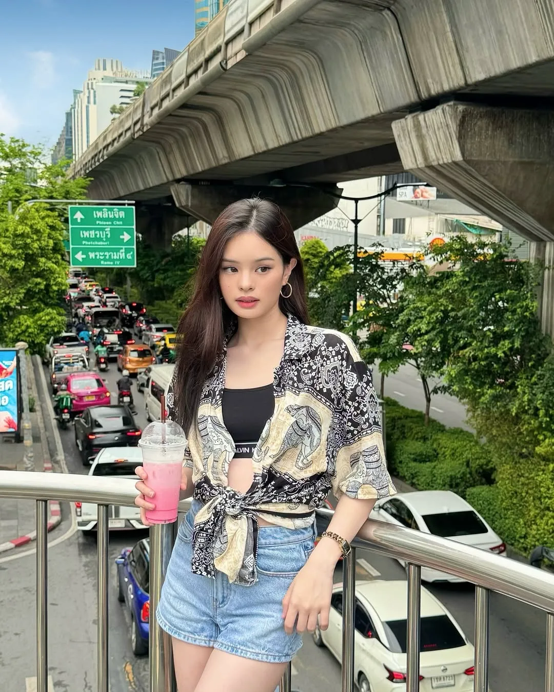 Ally Achiraya diện sơ mi hoạ tiết