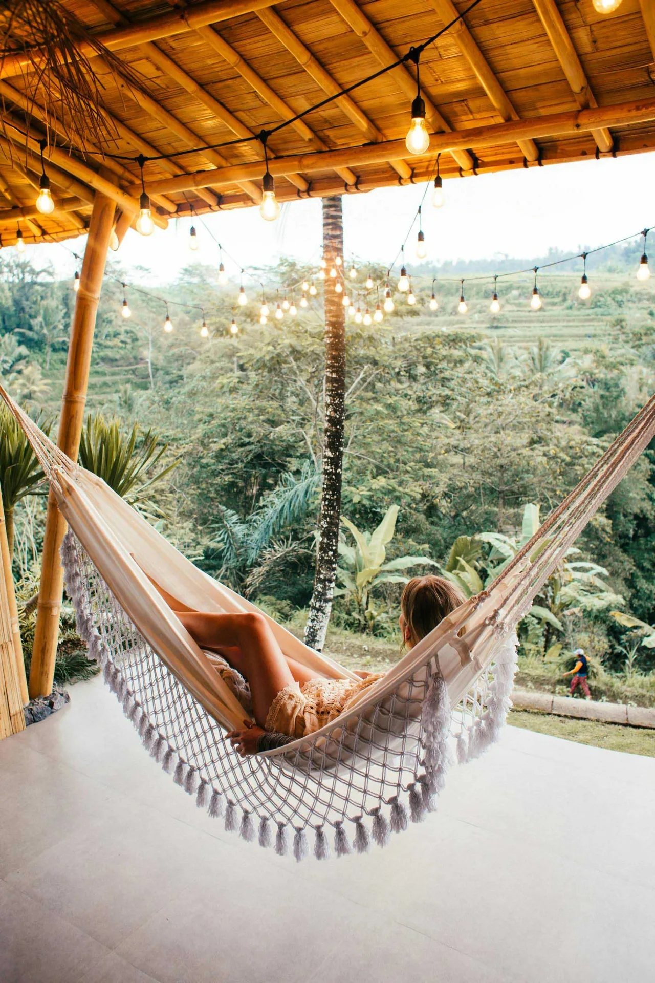 cô gái nghỉ ngơi ở khách sạn
