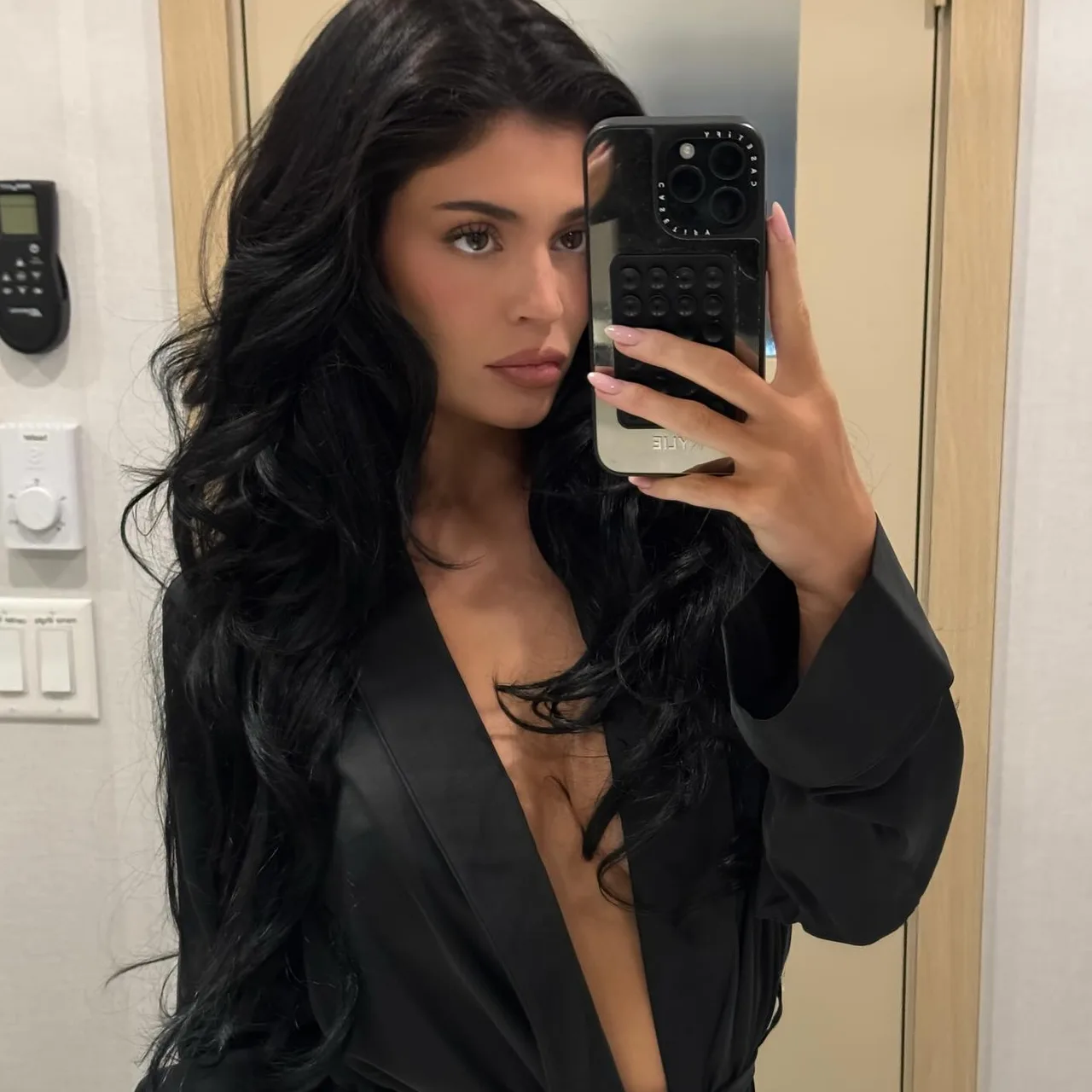 Hình ảnh Kylie Jenner và mái tóc xoăn lơi để minh họa cho cách uốn tóc Kylie Jenner.
