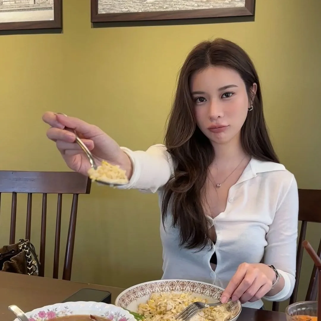 cô gái đang ăn uống lành mạnh