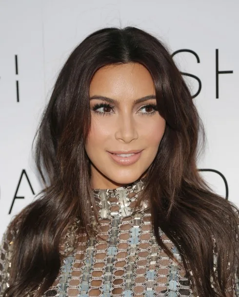 Kể cả khi không tham dự sự kiện, cô vợ nóng bỏng của Kanye West vẫn dùng mi giả. Kể cả khi không tham dự sự kiện, cô vợ nóng bỏng của Kanye West vẫn dùng mi giả.