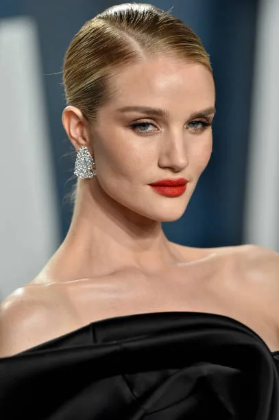 Rosie Huntington-Whiteley thường tẩy tế bào chết cho da mỗi buổi tối