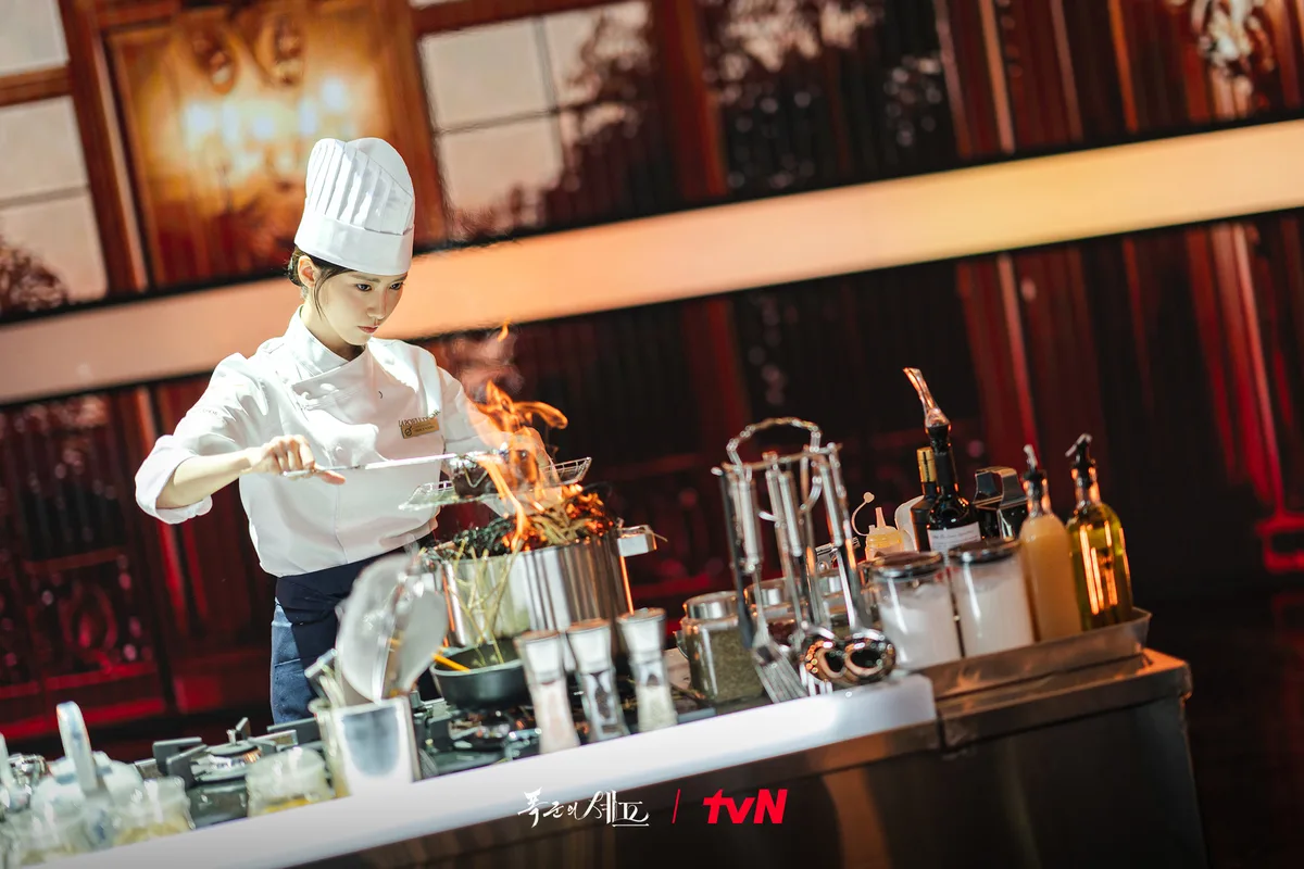 elle-review-phim-ngu-tru-cua-bao-chua-bon-appetit-your-majesty-202500002