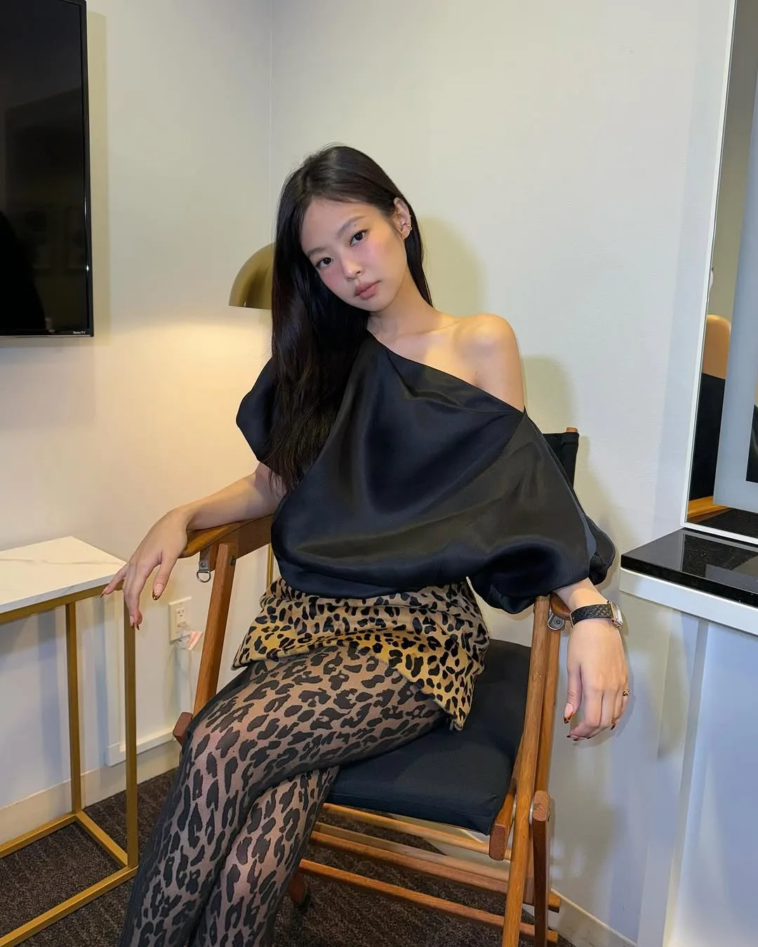 jennierubyjane diện áo satin