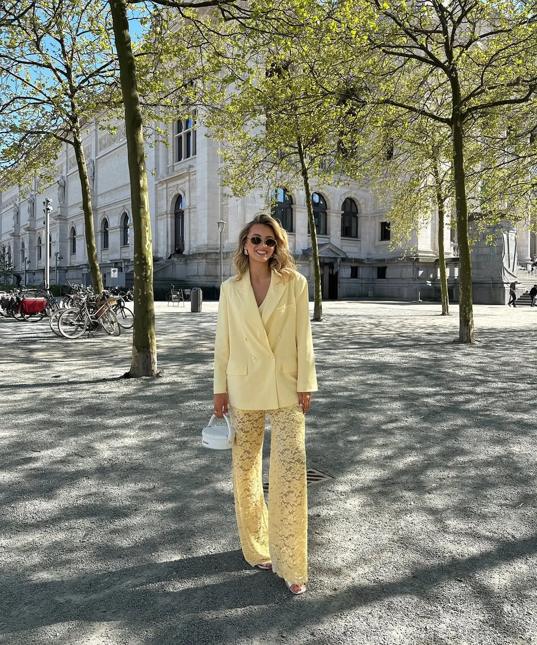 quần ren phối với blazer màu vàng