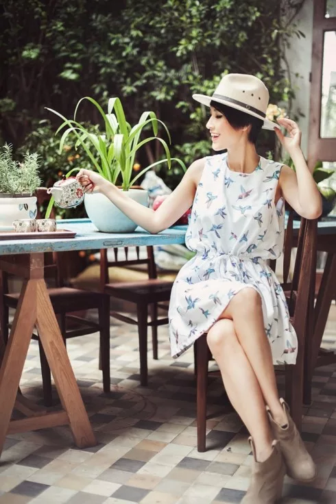Kathy cũng thích uống trà, tìm cảm giác thư thái từ bên trong và trang phục phải luôn bộc lộ được những yếu tố bên trong mình.