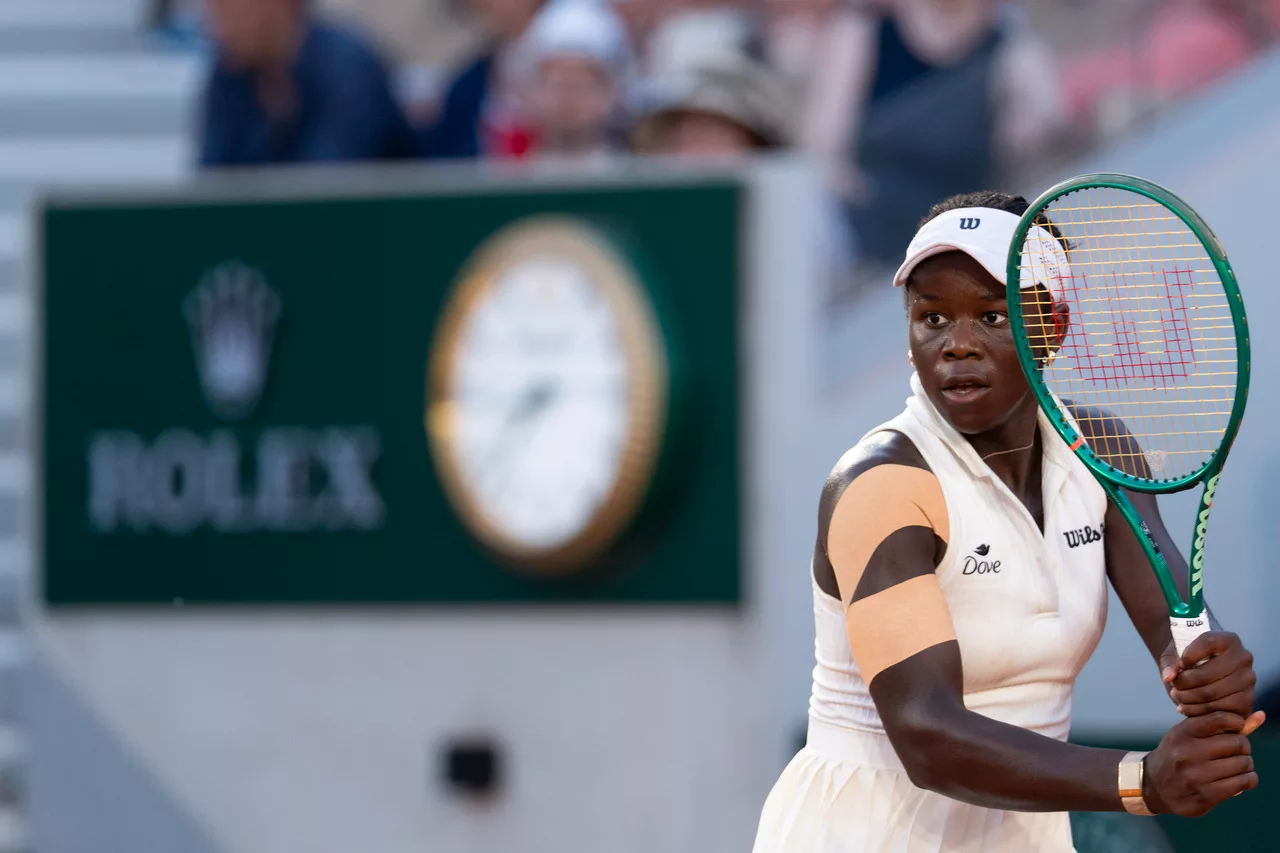 Rolex Testimonee Victoria Mboko thực hiện một cú đánh trái tay tại Roland-Garros 2026