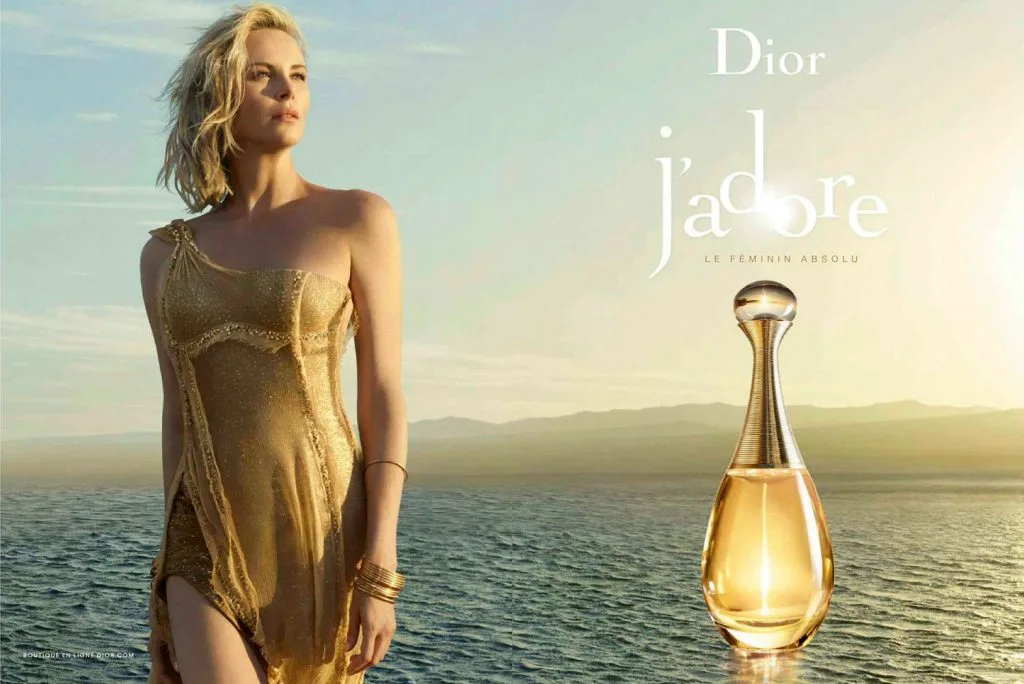 Dior J'adore là mùi hương của người phụ nữ tự tin, một người phụ nữ dám đương đầu với mọi thách thức bằng chính sự mềm mại và nữ tính của mình. Dior J'adore là mùi hương của người phụ nữ tự tin, một người phụ nữ dám đương đầu với mọi thách thức bằng chính sự mềm mại và nữ tính của mình.
