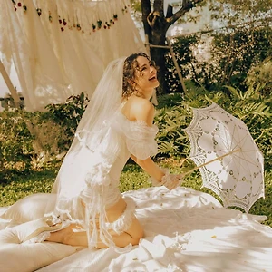 Dáng hình “coquette” của cô dâu tương lai Yaya Urassaya trong bữa tiệc chia tay độc thân
