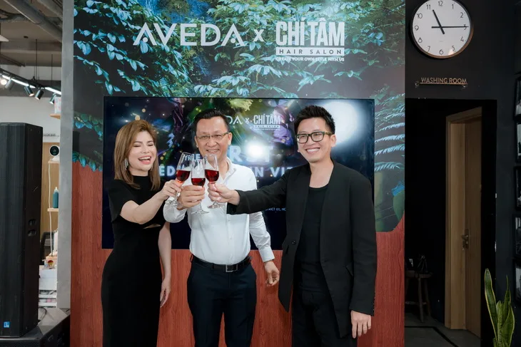 Bà Lê Monique Khánh Ngọc - Đại diện salon Chí Tâm, Ông Nguyễn Ngọc Phong Dinh, Đại diện LUXASIA Việt Nam và ông Huỳnh Chí Tâm - Đại diện salon Chí Tâm. Bà Lê Monique Khánh Ngọc - Đại diện salon Chí Tâm, Ông Nguyễn Ngọc Phong Dinh, Đại diện LUXASIA Việt Nam và ông Huỳnh Chí Tâm - Đại diện salon Chí Tâm.