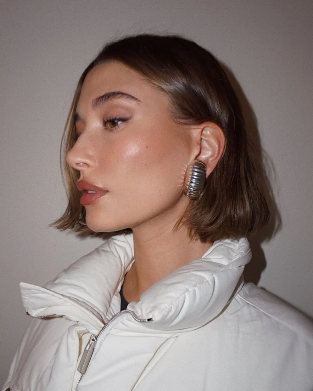 Hailey Bieber với mái tóc bob ngắn. Hailey Bieber với mái tóc bob ngắn.