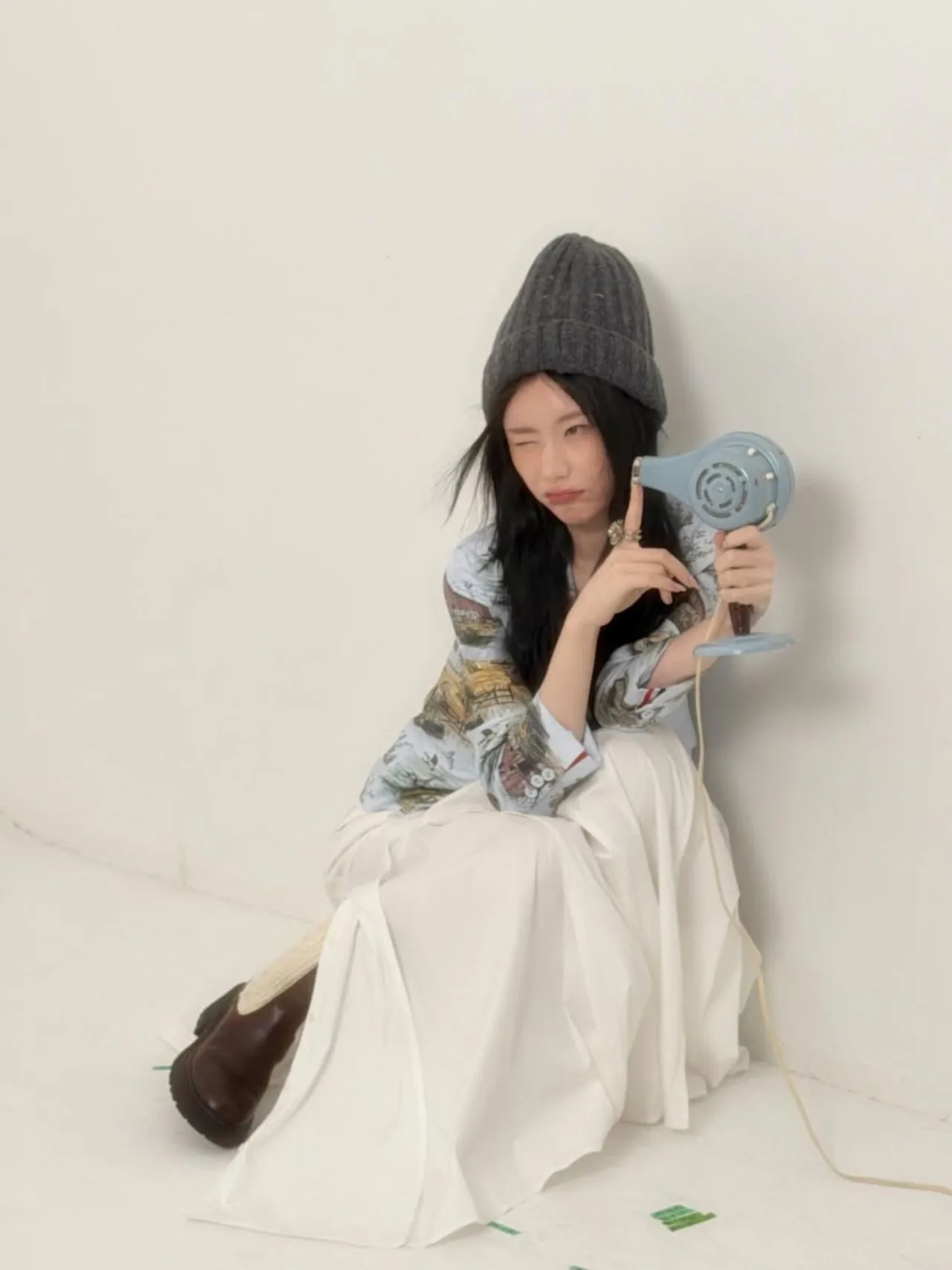 Chaeryeong ITZY diện mũ beanie và phong cách trang điểm tự nhiên trong ảnh hậu trường.