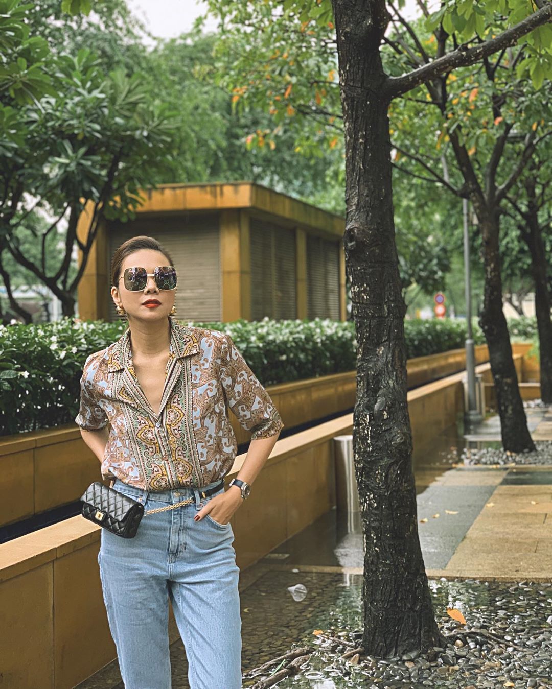 Thanh Hằng đeo thắt lưng kèm túi Chanel