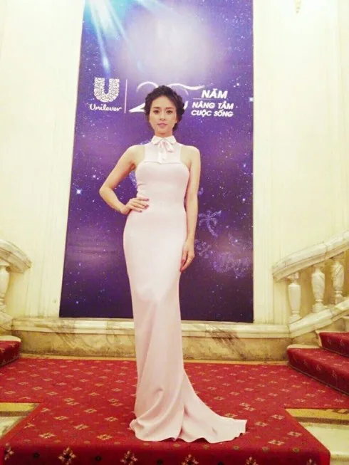 Nữ tính nhưng không kém phần tinh tế trong chiếc váy tone hồng.