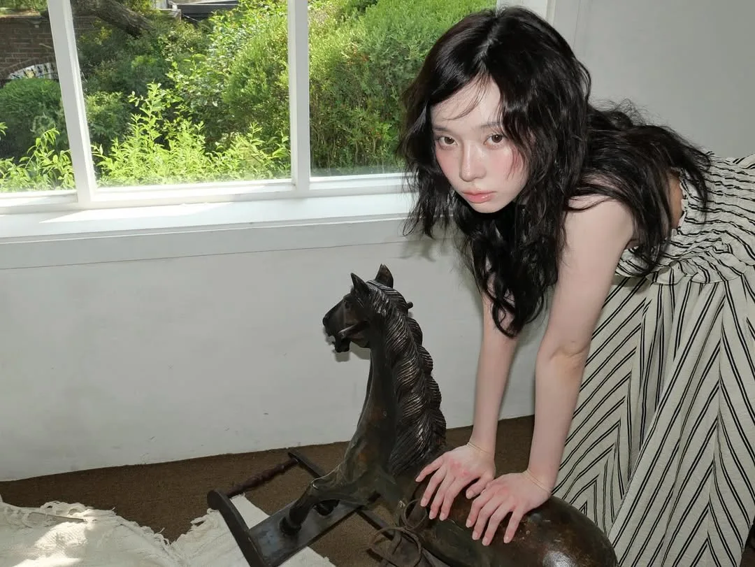 Idol Hàn Quốc với phong cách trang điểm tự nhiên, không kẻ mắt.