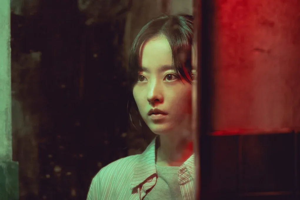 Park Bo Young đóng vai nữ chính Kim Hee Joo, một nhân viên an ninh soi chiếu tại sân bay quốc tế.