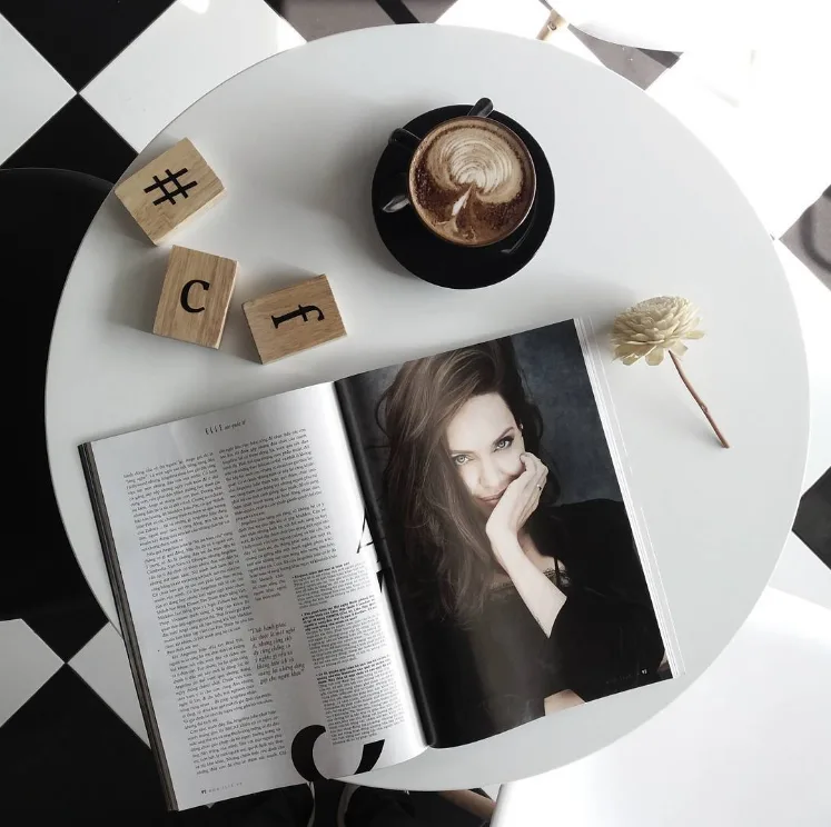 Hình Flatlay Tạp chí Phái Đẹp ELLE với #ELLEVietnam
