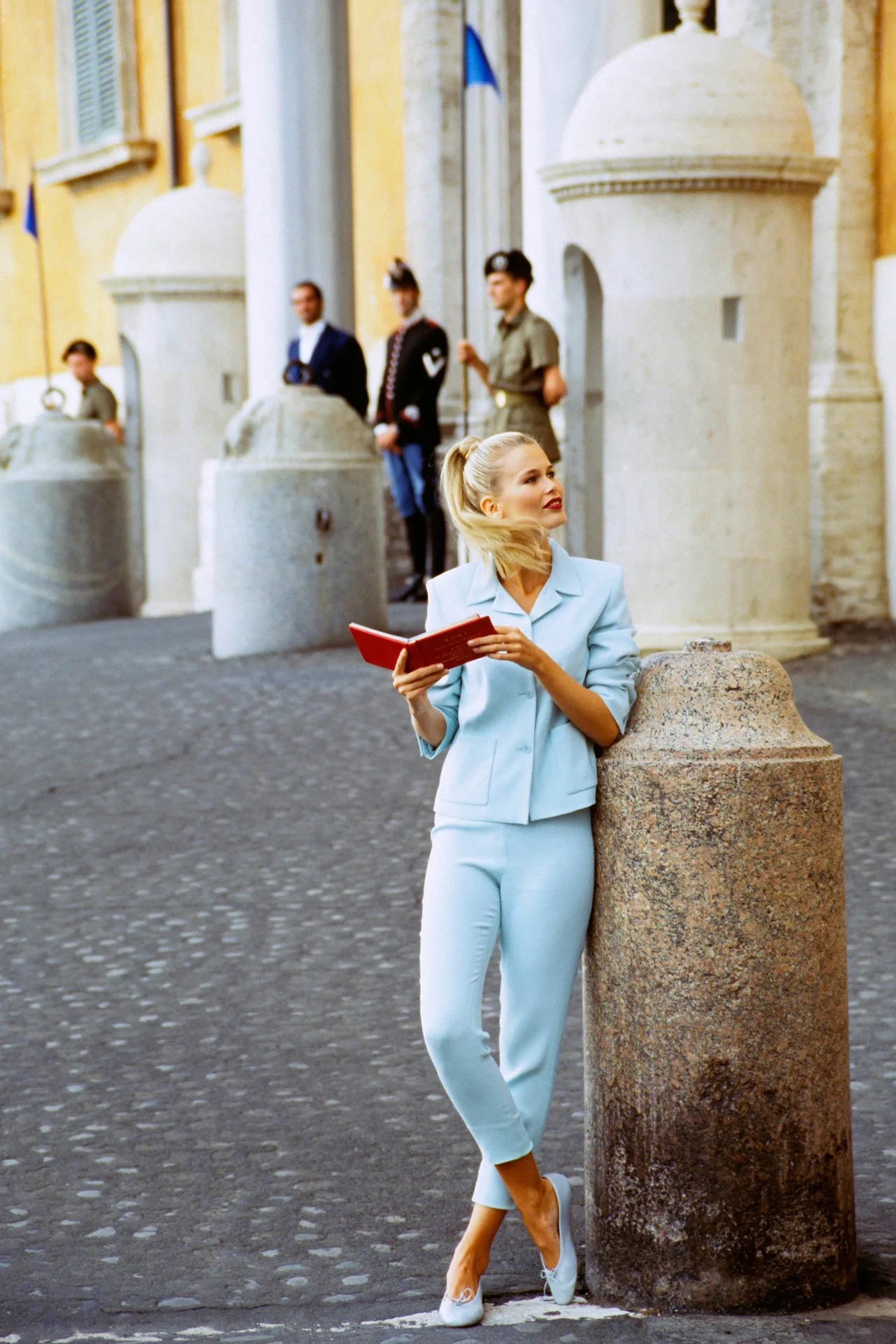 Những câu nói hay của Claudia Schiffer suit mint