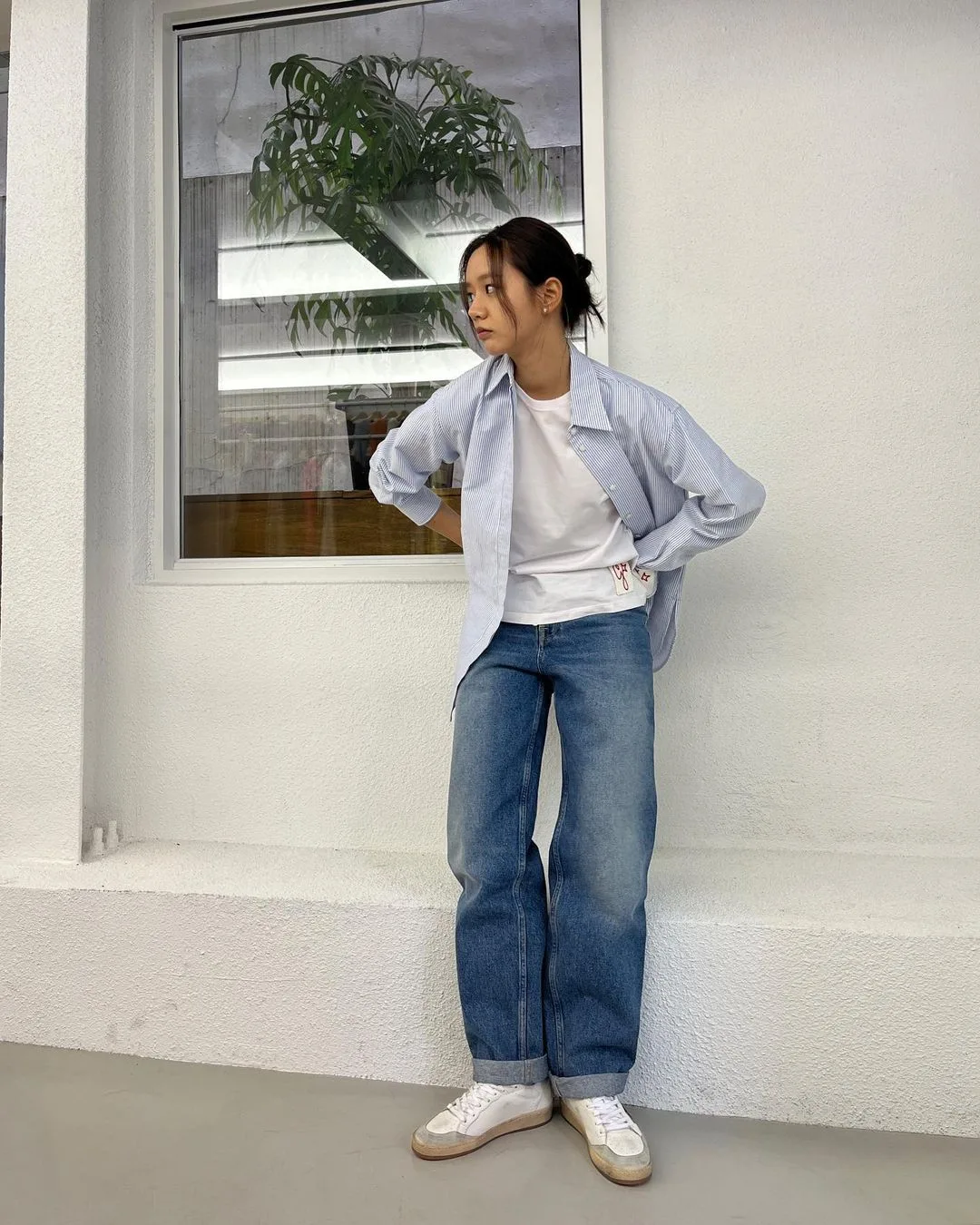Hyeri diện áo sơ mi màu xanh