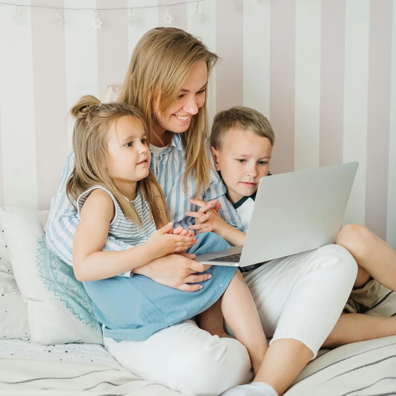 người mẹ cùng con kiểm soát thời gian sử dụng thiết bị điện tử