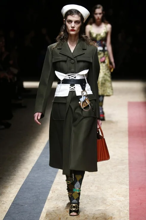 Những chiếc thắt lưng corset bản lớn màu trắng cũng là điểm nhấn trong BST Thu-Đông của Prada