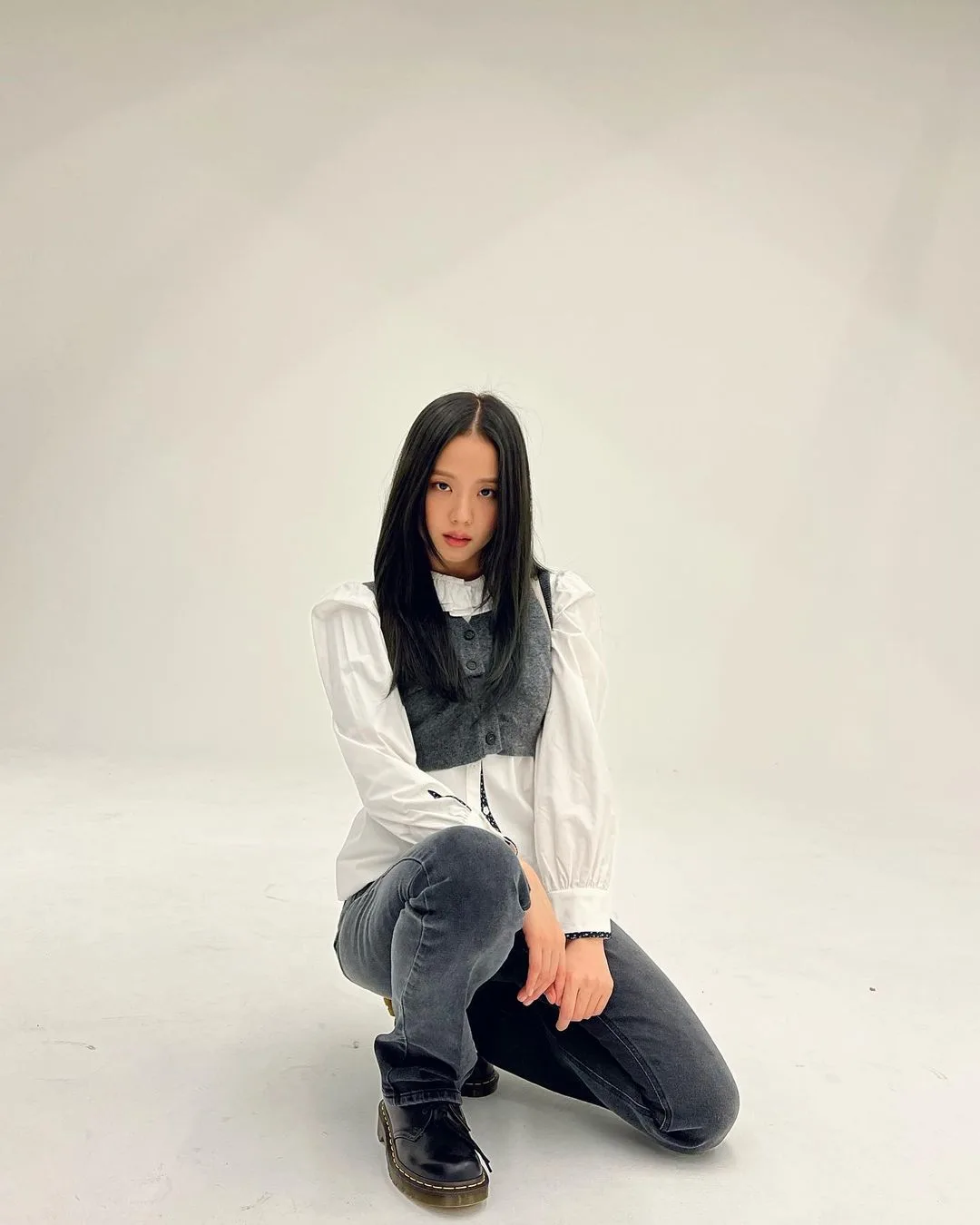 Jisoo diện áo sơ mi xếp ly