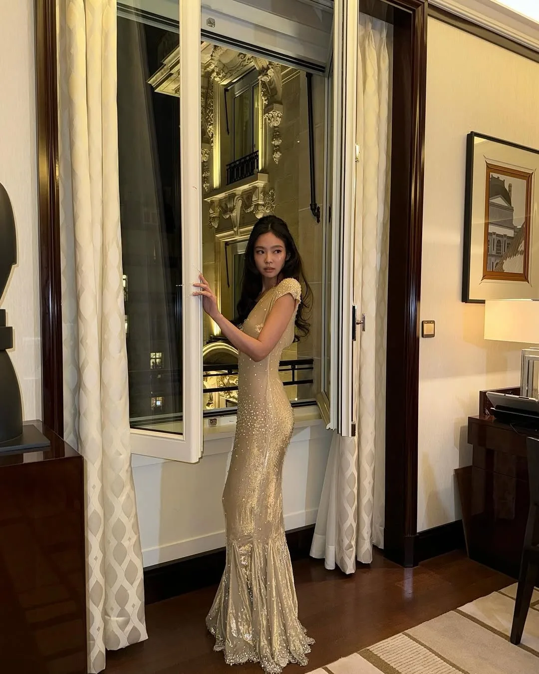 jennie diện đầm đuôi cá