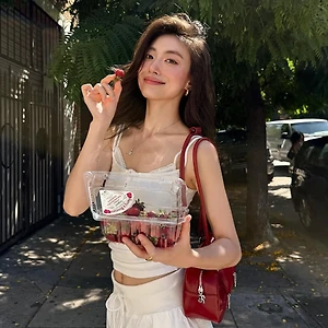 Cô gái cầm hộp dâu tây